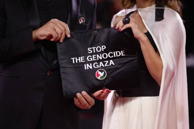 82nd Venice Film Festival - Eojjeol suga eopda (No Other Choice) VENICE, ITALY - AUGUST 29: Director Maryam Touzani and producer Nabil Ayouch display a pro-Palestine sign at the red carpet of the film Eojjeol suga eopda (No Other Choice) at the 82nd Venice Film Festival in Venice, Italy on August 29th, 2025. Marco Barada Anadolu Venice Italy. Editorial use only. Please get in touch for any other usage.  Copyright: x2025xAnadoluxMarcoxBaradax