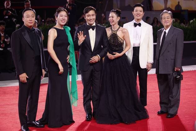 82nd Venice Film Festival - Eojjeol suga eopda (No Other Choice VENICE, ITALY - AUGUST 29: (L-R) Lee Sung-min, Yeom Hye-ra, Lee Byung-hun, Son Ye-jin, Park Hee-soon and Park Chan-wook attend the red carpet of the film Eojjeol suga eopda (No Other Choice) at the 82nd Venice Film Festival in Venice, Italy on August 29th, 2025 Marco Barada Anadolu Venice Italy. Editorial use only. Please get in touch for any other usage.  Copyright: x2025xAnadoluxMarcoxBaradax