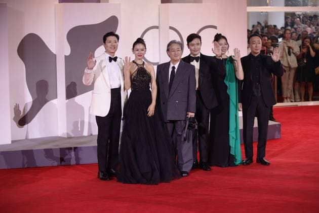 82nd Venice Film Festival - Eojjeol suga eopda (No Other Choice VENICE, ITALY - AUGUST 29: (L-R) Park Hee-soon, Son Ye-jin, Park Chan-wook, Lee Byung-hun, Yeom Hye-ra and Lee Sung-min attend the red carpet of the film Eojjeol suga eopda (No Other Choice) at the 82nd Venice Film Festival in Venice, Italy on August 29th, 2025 Marco Barada Anadolu Venice Italy. Editorial use only. Please get in touch for any other usage.  Copyright: x2025xAnadoluxMarcoxBaradax