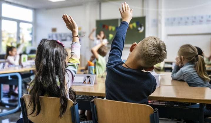 Symbolfoto Grundschule in Duisburg ** NUR FÜR REDAKTIONELLE ZWECKE ** EDITORIAL USE ONLY **<p>Schüler und Schülerinnen einer ersten Klasse (i-Dötze) sitzen am Freitag, 29.08.2025, in einem Klassenraum der Grundschule Wanheim in Duisburg. Deutschland NRW Duisburg Copyright: MartinxMöller *** Symbol photo elementary school in Duisburg FOR EDITORIAL PURPOSES ONLY EDITORIAL USE ONLY p Pupils from a first grade class i Dötze sit in a classroom at Wanheim elementary school in Duisburg Germany NRW Duisburg Copyright MartinxMöller on Friday, 29 08 2025 Copyright: MartinxMöller doc825y71r3m5ckf7m3eez ,EDITORIAL USE ONLY