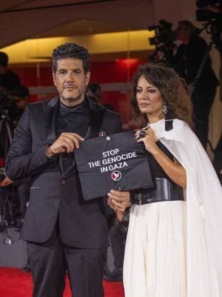 Eojjeol Suga Eopda (No Other Choice) Red Carpet - The 82nd Venice International Film Festival VENICE, ITALY - AUGUST 29: Producer Nabil Ayouch and director Maryam Touzani of the movie Calle Malaga during the Eojjeol Suga Eopda (No Other Choice) red carpet showing their support pro Palestine during the 82nd Venice International Film Festival on August 29, 2025 in Venice, Italy. Prima Barol Anadolu Venice Italy. Editorial use only. Please get in touch for any other usage.  Copyright: x2025xAnadoluxPrimaxBarolx
