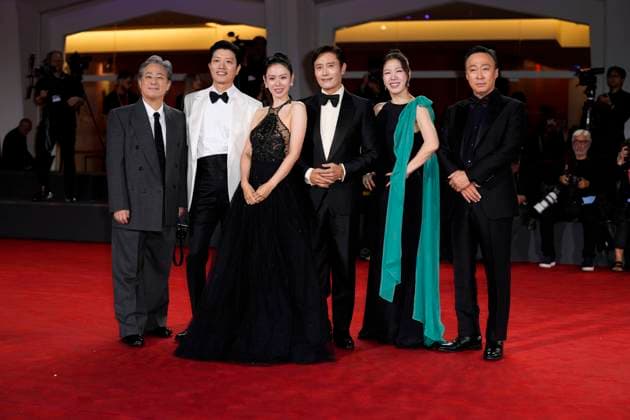 Eojjeol Suga Eopda (No Other Choice) Red Carpet - The 82nd Venice International Film Festival in Italy - 29 Aug 2025 Park Chan-wook, Park Hee-soon, Son Ye-jin, Lee Byung-hun, Yeom Hye-ra and Lee Sung-min attend the Eojjeol Suga Eopda (No Other Choice) red carpet during the 82nd Venice International Film Festival. Venice Lido Italy Copyright: xDanielexCifala x xSOPAxImagesx _CIF7396