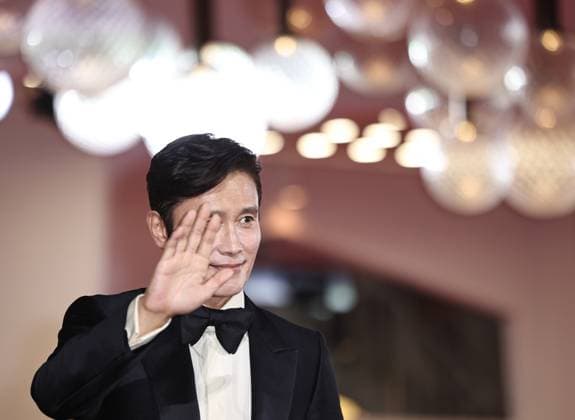 (250829) -- VENICE(ITALY) Aug. 29, 2025 -- Actor Lee Byung-hun poses for a photo at the red carpet before the premiere of the film No Other Choice during the 82nd Venice Film Festival in Venice, Italy, on Aug. 29, 2025. ) ITALY-VENICE-FILM FESTIVAL-NO OTHER CHOICE-PREMIERE LixJing 