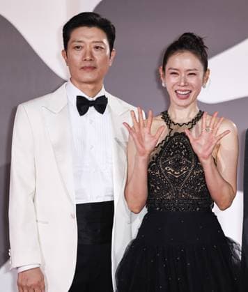 (250829) -- VENICE(ITALY) Aug. 29, 2025 -- Son Ye-jin(R) and Park Hee-soon of No Other Choice pose at the red carpet of the premiere during the 82nd Venice Film Festival in Venice, Italy, Aug. 29, 2025. ) ITALY-VENICE-FILM FESTIVAL-NO OTHER CHOICE-PREMIERE LixJing 