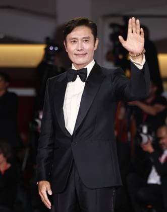 (250829) -- VENICE(ITALY) Aug. 29, 2025 -- Actor Lee Byung-hun poses for a photo at the red carpet before the premiere of the film No Other Choice during the 82nd Venice Film Festival in Venice, Italy, on Aug. 29, 2025. ) ITALY-VENICE-FILM FESTIVAL-NO OTHER CHOICE-PREMIERE LixJing 