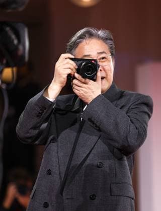 (250829) -- VENICE(ITALY) Aug. 29, 2025 -- Director Park Chan-wook of No Other Choice arrives at the red carpet of the premiere during the 82nd Venice Film Festival in Venice, Italy, Aug. 29, 2025. ) ITALY-VENICE-FILM FESTIVAL-NO OTHER CHOICE-PREMIERE LixJing 