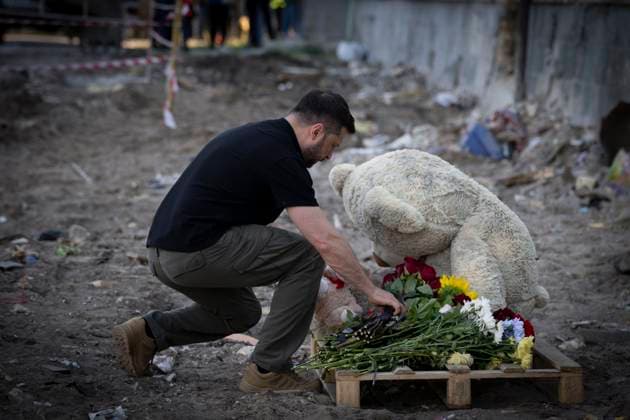 August 29, 2025, Kyiv, Ukraine: Ukrainian President Volodymyr Zelenskyy, places flowers at a makeshift memorial to the 22 residents were killed after Russian missiles stuck civilian apartment buildings, August 29, 2025 in Kyiv, Ukraine. The 31 missiles and 600 drones hit the capital on the night of the 28th killing 25 people and injuring more than 50 people. Kyiv Ukraine - ZUMAp138 20250829_zaa_p138_003 Copyright: xUkrainexPresidency UkrainianxPrex