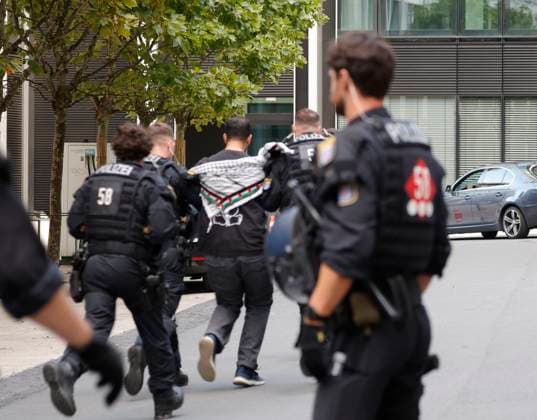 Pro-Palästina-Demo Festnahme 30.08.2025 Der VGH Kassel entschied entgegen der Stadt Frankfurt Main dass Veranstalter United 4 Gaza die für Samstag angemeldete Demonstration Kundgebung durch die Innenstadt vom Hafenpark zum Goetheplatz mit tausenden Teilnehmern aus ganz Deutschland kommend durchführen darf - Festnahme wegen Leugnung des Holocaust und Verherrlichung Gewalttaten durch Hamas Frankfurt (Main) Hessen Deutschland *** Pro Palestine demonstration Arrest 30 08 2025 The VGH Kassel ruled against the city of Frankfurt Main that organizers United 4 Gaza may hold the demonstration registered for Saturday through the city center from Hafenpark to Goetheplatz with thousands of participants from all over Germany Arrest for denying the H