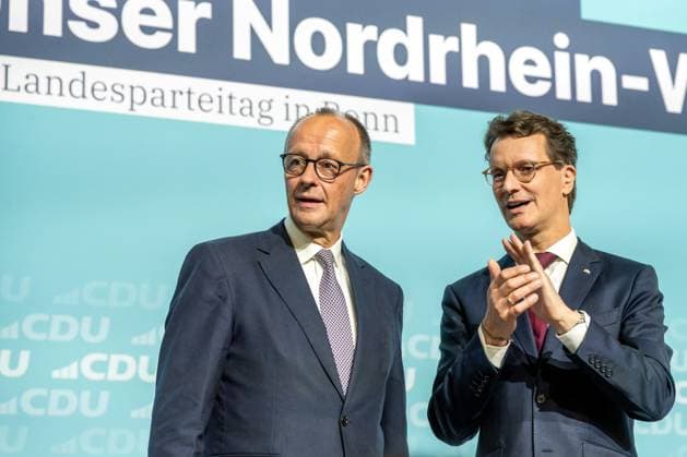 Parteitag der CDU Nordrhein-Westfalens am 30. August 2025 in Bonn. Im Bild Friedrich Merz, Bundeskanzler der Bundesrepublik Deutschland (links), kurz nach seiner Ankunft. Er wurde vom NRW-Ministerpräsidenten Hendrik Wüst (rechts) in Empfang genommen. Die CDU Nordrhein-Westfalens veranstaltete ihren Parteitag im World Conference Center (WCC) zu Bonn. Besondere Spannung entstand im Hinblick auf die bevorstehenden Kommunalwahlen. Bonn Nordrhein-Westfalen Deutschland *** Party conference of the CDU of North Rhine-Westphalia on August 30, 2025 in Bonn In the picture Friedrich Merz, Chancellor of the Federal Republic of Germany left , shortly after his arrival He was received by NRW Minister President Hendrik Wüst right The CDU of North Rhine-W