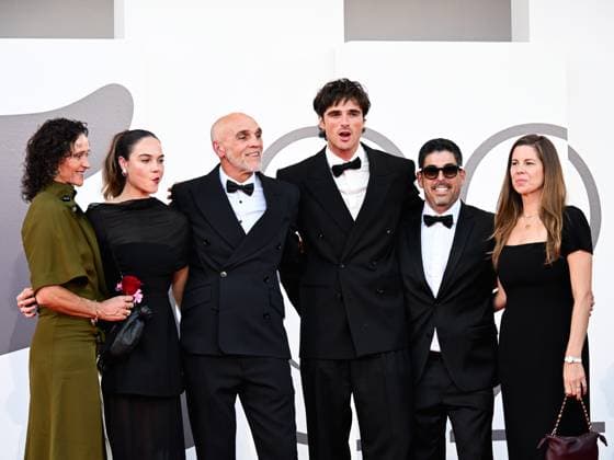 Venice, ITALY: Venice, 82nd Venice International Film Festival 2025 - Evening 4 - Frankenstein red carpet In the photo: Jacob Elordi poses with his family, his mother Melissa, his sisters Melissa and Jaylinn and his father John Venice ITALY  - ZUMAp169 20250830_zea_p169_1418 Copyright: xManuelexMangiarottix