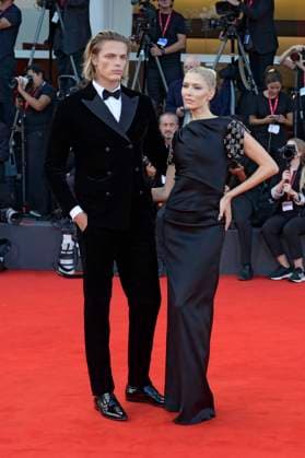 Lena Perminova with boyfriend Taras Romanov at the premiere of the feature film Frankenstein at the Biennale di Venezia 2025 82 Venice International Film Festival at the Palazzo del Cinema Venice, 30 08 20 Foto:xA.xM.xTinghinox xFuturexImagex frankenstein_5665