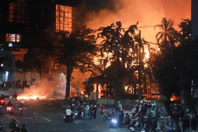Clashes continue in Indonesia’s Surabaya over lawmakers lavish allowances SURABAYA, INDONESIA - AUGUST 30: Clashes between protesters and security forces continue as public anger over a lavish housing allowance for lawmakers fueled demonstrations since Monday in Surabaya, Indonesia, on August 30, 2025. Riot police fired water cannons and tear gas to disperse thousands of stone-throwing protesters gathered near the nation s parliament building. The unrest was triggered by a monthly housing stipend of 50 million Indonesian rupiah (approximately $3,075) granted to members of parliament, an amount nearly ten times the minimum wage in Jakarta. Suryanto Suryanto Anadolu Surabaya Indonesia. Editorial use only. Please get in touch for any other  Copyright: x2025xAnadoluxSuryantoxSuryantox