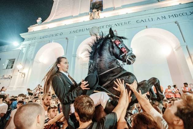 August 30, 2025, Sant Lluis, Balearisc Islands, Spain: A caixer (horse rider) rears up on his horse surrounded by a cheering crowd during the traditional Jaleo at the Sant Lluis Festival in Sant Lluis Sant Lluis Spain - ZUMAo105 20250830_fap_o105_037 Copyright: xMatthiasxOesterlex