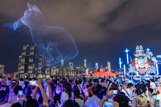 Drone Performance in Chongqing Tourists watch drone performances and a giant cyberpunk style LABUBU in Chongqing, China on August 30, 2025. Chongqing Chongqing China  Copyright: xCFOTOx i1756646928016