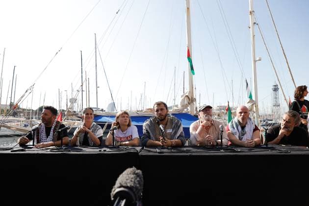 Global Sumud Flotilla activists hold press conference in Barcelona BARCELONA, SPAIN - AUGUST 31: Swedish activist Greta Thunberg, Irish actor Liam Cunningham, Saif Abukeshek, spokesperson for the Global Sumud Flotilla , Spanish actor Eduard Fernandez, Yasemin Acar, Press Coordinator of the Freedom Flotilla Coalition (FFC) from Germany, and Brazilian spokesperson for the Global Sumud Flotilla, Thiago Avila hold a press conference in Barcelona, Spain on August 31, 2025. The Global Sumud Flotilla represents the largest civilian maritime mission organized to challenge Israel s illegal siege on Gaza. It unites grassroots organizers, doctors, artists, and solidarity activists from around the world responding to the ongoing genocide against  Copyright: x2025xAnadoluxEsraxHacioglux