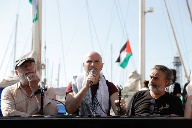 Global Sumud Flotilla activists hold press conference in Barcelona BARCELONA, SPAIN - AUGUST 31: Irish comedian and writer, Tadhg Hickey (C) holds a press conference in Barcelona, Spain on August 31, 2025. The Global Sumud Flotilla represents the largest civilian maritime mission organized to challenge Israel s illegal siege on Gaza. It unites grassroots organizers, doctors, artists, and solidarity activists from around the world responding to the ongoing genocide against the Palestinian people. Esra Hacioglu Anadolu Barcelona Spain. Editorial use only. Please get in touch for any other usage.  Copyright: x2025xAnadoluxEsraxHacioglux
