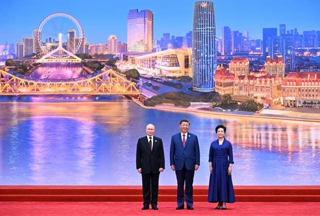 China SCO Summit 8992379 31.08.2025 Russian President Vladimir Putin, Chinese President Xi Jinping and his wife Peng Liyuan pose for a photo during a ceremony to welcome Heads of States of the SCO (Shanghai Cooperation Organisation) in Tianjin, China. Sergey Bobylev Sputnik China  Copyright: xSergeyxBobylevx
