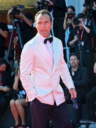 Venice, 82nd Venice International Film Festival 2025 - day 5 - Red Carpet The Wizard Of The Kremlin (Le Mage Du Kremlin) In the photo: JUDE LAW  Copyright: xMaurizioxD Avanzox xipa-agency.netx xMaurizioxDxAvanzox IPA_Agency_IPA63774158