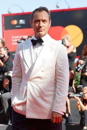 Jude Law at the premiere of the feature film La Mage du Kremlin The Wizard of the Kremlin at the Biennale di Venezia 2025 82 Venice International Film Festival at the Palazzo del Cinema Venice, 31 08 2025 Foto:xD.xBedrosianx xFuturexImagex kremlin_5820