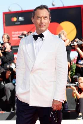 Jude Law at the premiere of the feature film La Mage du Kremlin The Wizard of the Kremlin at the Biennale di Venezia 2025 82 Venice International Film Festival at the Palazzo del Cinema Venice, 31 08 2025 Foto:xD.xBedrosianx xFuturexImagex kremlin_5821