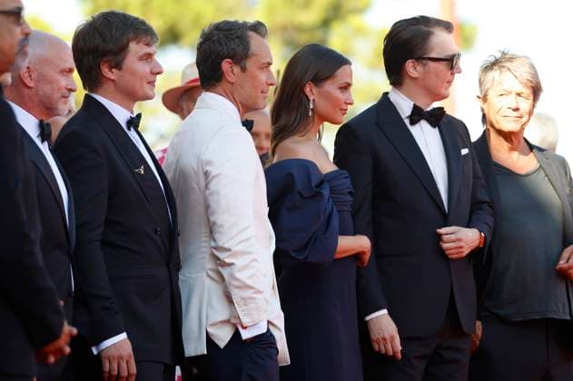 Andrei Zayats, Jude Law, Alicia Vikander and Paul Dano at the premiere of the feature film La Mage du Kremlin The Wizard of the Kremlin at the Biennale di Venezia 2025 82 Venice International Film Festival at the Palazzo del Cinema Venice, 31 08 2025 Foto:xD.xBedrosianx xFuturexImagex kremlin_5845