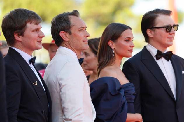 Andrei Zayats, Jude Law, Alicia Vikander and Paul Dano at the premiere of the feature film La Mage du Kremlin The Wizard of the Kremlin at the Biennale di Venezia 2025 82 Venice International Film Festival at the Palazzo del Cinema Venice, 31 08 2025 Foto:xD.xBedrosianx xFuturexImagex kremlin_5847