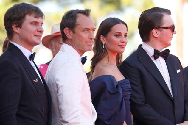 Andrei Zayats, Jude Law, Alicia Vikander and Paul Dano at the premiere of the feature film La Mage du Kremlin The Wizard of the Kremlin at the Biennale di Venezia 2025 82 Venice International Film Festival at the Palazzo del Cinema Venice, 31 08 2025 Foto:xD.xBedrosianx xFuturexImagex kremlin_5848