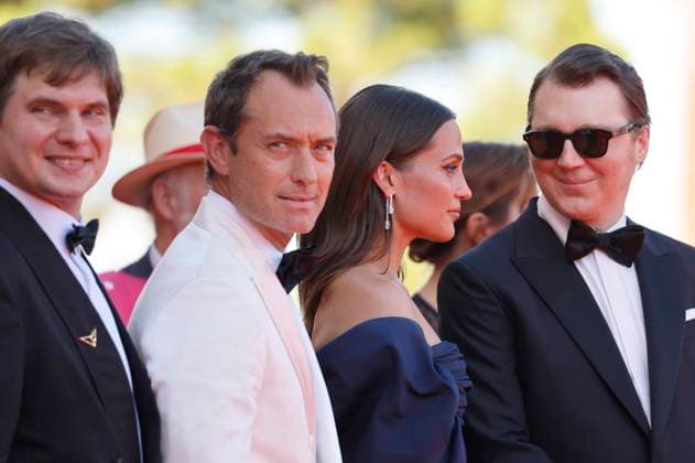Andrei Zayats, Jude Law, Alicia Vikander and Paul Dano at the premiere of the feature film La Mage du Kremlin The Wizard of the Kremlin at the Biennale di Venezia 2025 82 Venice International Film Festival at the Palazzo del Cinema Venice, 31 08 2025 Foto:xD.xBedrosianx xFuturexImagex kremlin_5849