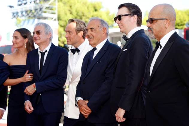 Alicia Vikander, Olivier Assaya, Jude Law, Alberto Barbera, Paul Dano and Jeffrey Wright at the premiere of the feature film La Mage du Kremlin The Wizard of the Kremlin at the Biennale di Venezia 2025 82 Venice International Film Festival at the Palazzo del Cinema Venice, 31 08 2025 Foto:xD.xBedrosianx xFuturexImagex kremlin_5851