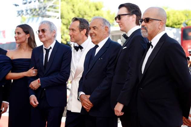 Alicia Vikander, Olivier Assaya, Jude Law, Alberto Barbera, Paul Dano and Jeffrey Wright at the premiere of the feature film La Mage du Kremlin The Wizard of the Kremlin at the Biennale di Venezia 2025 82 Venice International Film Festival at the Palazzo del Cinema Venice, 31 08 2025 Foto:xD.xBedrosianx xFuturexImagex kremlin_5852