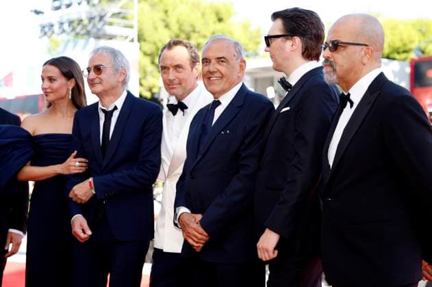 Alicia Vikander, Olivier Assaya, Jude Law, Alberto Barbera, Paul Dano and Jeffrey Wright at the premiere of the feature film La Mage du Kremlin The Wizard of the Kremlin at the Biennale di Venezia 2025 82 Venice International Film Festival at the Palazzo del Cinema Venice, 31 08 2025 Foto:xD.xBedrosianx xFuturexImagex kremlin_5853