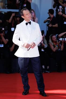 News - The Wizard Of The Kremlin (Le Mage Du Kremlin) Red Carpet - The 82nd Venice International Film Festival Jude Law attends The Wizard Of The Kremlin (Le Mage Du Kremlin) red carpet during The 82nd Venice International Film Festival at Sala Grande on August 31, 2025 in Venice, Italy. Photo: Cinzia Camela. Lido di Venezia Palazzo del cinema Italy Copyright: xCinziaxCamelax xLiveMediax LPN_2002861