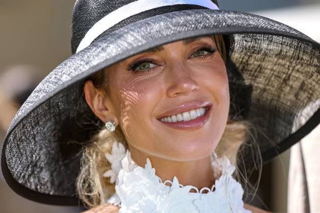 2025.08.31, Promis beim Renntag auf der Galopprennbahn Baden-Baden in Iffezheim. Die Gäste genießen die elegante Atmosphäre beim Pferderennen. Sylvie Meis (Model und Markenbotschafterin des Casino Baden-Baden) Baden-Württemberg Deutschland *** 2025 08 31, Celebrities at the race day at the Baden Baden racecourse in Iffezheim Guests enjoy the elegant atmosphere at the horse race Sylvie Meis Model and brand ambassador of Casino Baden Baden Baden Württemberg Germany