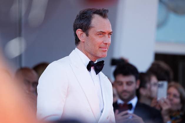 News - The Wizard Of The Kremlin (Le Mage Du Kremlin) Red Carpet - The 82nd Venice International Film Festival Jude Law attends The Wizard Of The Kremlin (Le Mage Du Kremlin) red carpet during The 82nd Venice International Film Festival at Sala Grande on August 31, 2025 in Venice, Italy. Photo: Cinzia Camela. Lido di Venezia Palazzo del cinema Italy Copyright: xCinziaxCamelax xLiveMediax LPN_2002879