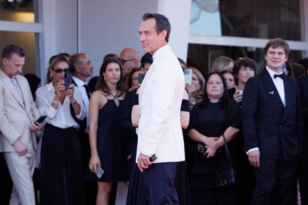 News - The Wizard Of The Kremlin (Le Mage Du Kremlin) Red Carpet - The 82nd Venice International Film Festival Jude Law attends The Wizard Of The Kremlin (Le Mage Du Kremlin) red carpet during The 82nd Venice International Film Festival at Sala Grande on August 31, 2025 in Venice, Italy. Photo: Cinzia Camela. Lido di Venezia Palazzo del cinema Italy Copyright: xCinziaxCamelax xLiveMediax LPN_2002882