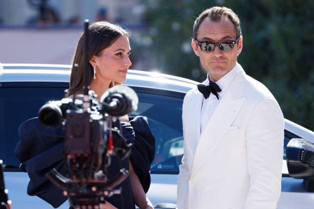 News - The Wizard Of The Kremlin (Le Mage Du Kremlin) Red Carpet - The 82nd Venice International Film Festival Alicia Vikander and Jude Law attend The Wizard Of The Kremlin (Le Mage Du Kremlin) red carpet during The 82nd Venice International Film Festival at Sala Grande on August 31, 2025 in Venice, Italy. Photo: Cinzia Camela. Lido di Venezia Palazzo del cinema Italy Copyright: xCinziaxCamelax xLiveMediax LPN_2002908