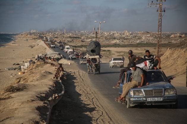 Displaced Palestinians flee Gaza City towards the southern areas of the Gaza Strip Displaced Palestinians flee Gaza City towards the southern areas of the Gaza Strip, on August 31, 2025, as the war between Israel and the Hamas militants movement continues. The Israeli military pressed operations around Gaza City. Photo by Omar Ashtawy apaimages Gaza city Gaza Strip Palestinian Territory 310825_Gaza_OSH_00(34) Copyright: xapaimagesxOmarxAshtawyx xapaimagesx