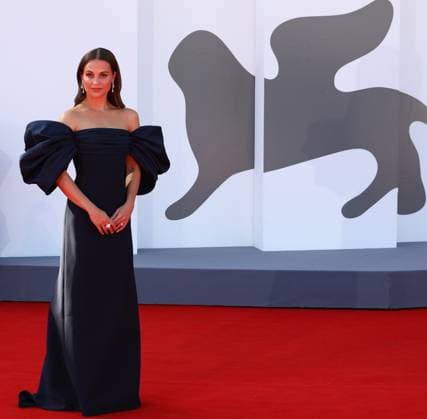 August 31, 2025, Venice, Veneto, Italy: ALICIA VIKANDER on the red carpet for The Wizard of the Kremlin Premiere screening at the 82nd Venice Film Festival at the Venice Lido, Italy. Venice Italy - ZUMAc179 20250831_zep_c179_106 Copyright: xMickaelxChavetx