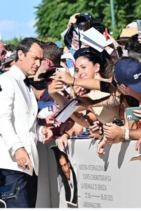 82nd Film Festival, Red carpet of the film Le mage du Kremlin Venice Biennale, 82nd Venice International Film Festival. Red carpet for the film Le mage du Kremlin (The Wizard of the Kremlin). In the photo Jude Law firma autografi ai fan . Venice, Italy 31 August 2025, Credit:Maria Laura Antonelli Avalon Italy, Venice  Copyright: xMariaxLauraxAntonellix xAvalonx 1032977839