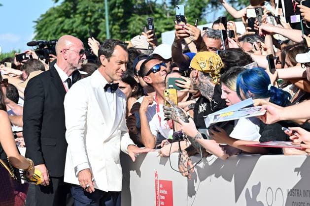 82nd Film Festival, Red carpet of the film Le mage du Kremlin Venice Biennale, 82nd Venice International Film Festival. Red carpet for the film Le mage du Kremlin (The Wizard of the Kremlin). In the photo Jude Law signs autographs for fans . Venice, Italy 31 August 2025, Credit:Maria Laura Antonelli Avalon Italy, Venice  Copyright: xMariaxLauraxAntonellix xAvalonx 1032977877