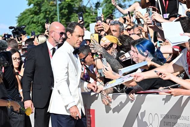 82nd Film Festival, Red carpet of the film Le mage du Kremlin Venice Biennale, 82nd Venice International Film Festival. Red carpet for the film Le mage du Kremlin (The Wizard of the Kremlin). In the photo Jude Law signs autographs for fans . Venice, Italy 31 August 2025, Credit:Maria Laura Antonelli Avalon Italy, Venice  Copyright: xMariaxLauraxAntonellix xAvalonx 1032977882