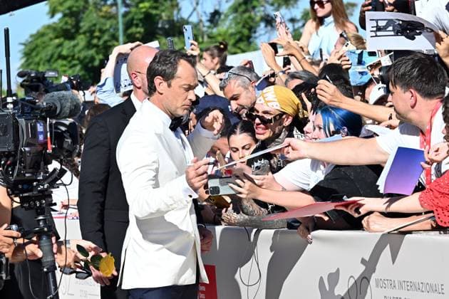 82nd Film Festival, Red carpet of the film Le mage du Kremlin Venice Biennale, 82nd Venice International Film Festival. Red carpet for the film Le mage du Kremlin (The Wizard of the Kremlin). In the photo Jude Law signs autographs for fans . Venice, Italy 31 August 2025, Credit:Maria Laura Antonelli Avalon Italy, Venice  Copyright: xMariaxLauraxAntonellix xAvalonx 1032977895