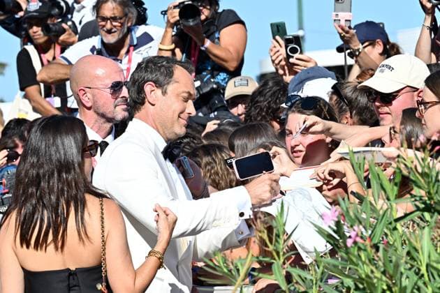 82nd Film Festival, Red carpet of the film Le mage du Kremlin Venice Biennale, 82nd Venice International Film Festival. Red carpet for the film Le mage du Kremlin (The Wizard of the Kremlin). In the photo Jude Law signs autographs for fans . Venice, Italy 31 August 2025, Credit:Maria Laura Antonelli Avalon Italy, Venice  Copyright: xMariaxLauraxAntonellix xAvalonx 1032977906
