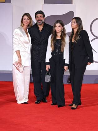 Venice, 82nd Venice International Film Festival 2025 - Evening 5 - Red Carpet The Maestro . Pictured is Pierfrancesco Favino with his wife Anna Ferzetti and their daughters Greta Favino and Lea Favino.  Copyright: xAlbertoxTerenghix xipa-agency.netx xPoolxPhotoxEventsx06x IPA_Agency_IPA63792788