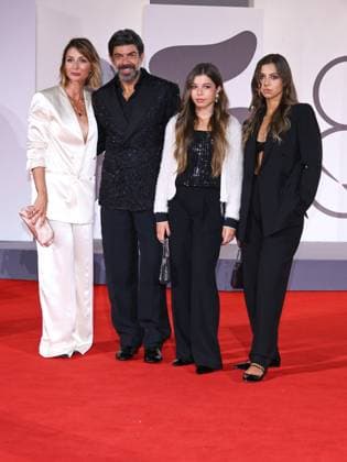 Venice, 82nd Venice International Film Festival 2025 - Evening 5 - Red Carpet The Maestro . Pictured is Pierfrancesco Favino with his wife Anna Ferzetti and their daughters Greta Favino and Lea Favino.  Copyright: xAlbertoxTerenghix xipa-agency.netx xPoolxPhotoxEventsx06x IPA_Agency_IPA63792793