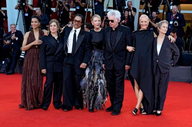 Indya Moore, Mayim Bialik, Luka Sabbat, Cate Blanchett, Jim Jarmusch, Vicky Krieps and Charlotte Rampling at the premiere of the feature film Father Mother Sister Brother at the Biennale di Venezia 2025 82 Venice International Film Festival at the Palazzo del Cinema Venice, 31 08 2025 Foto:xA.xM.xTinghinox xFuturexImagex sister_brother_5924