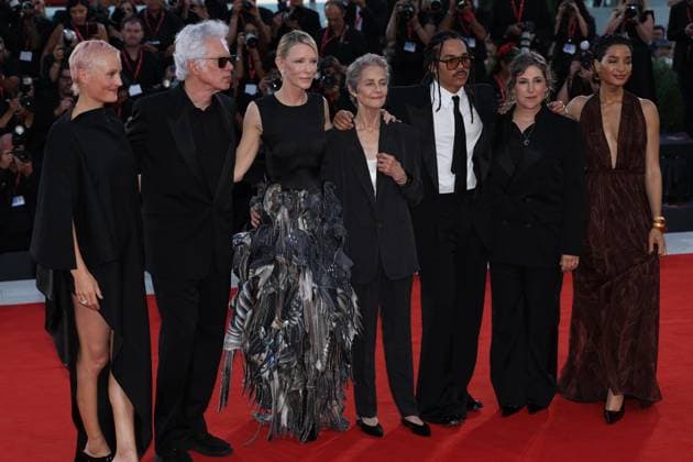 red carpet of the film Father Mother Sister Brother during the 82nd Venice Film Festival in Venice, Italy - 31 Aug 2025 (L-R) Vicky Krieps, Jim Jarmusch, Cate Blanchett, Charlotte Rampling, Luka Sabbat, Mayim Bialik and Indya Moore attend the red carpet of the film Father Mother Sister Brother at the Palazzo del Cinema during the 82nd Venice Film Festival. Venice Italy Copyright: x xMarcoxBaradax xSOPAxImagesx REDCARPETMOTHERFATHERSISTERBROTHER-42