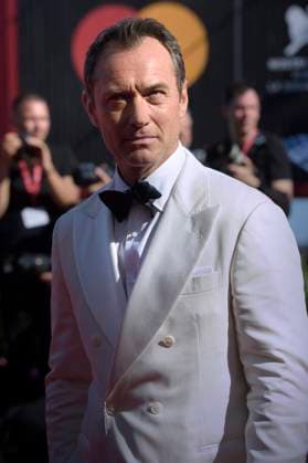 Jude Law attends The Wizard Of The Kremlin (Le Mage Du Kremlin) red carpet during The 82nd Venice International Film Festival at Sala Grande on Sunday, August 31, 2025 in Venice, Italy.  VEN20250831243 RoccoxSpaziani