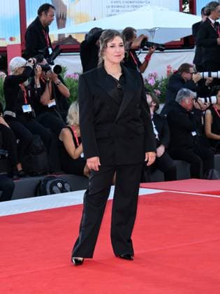 Venice, 82nd Venice International Film Festival 2025 - evening 5 - red carpet of the film Father Mother Sister Brother Pictured: Mayim Bialik  Copyright: xAlbertoxTerenghi PoolxPhotoxEventsx06x xipa-agency.netx xPoolxPhotoxEventsx06x IPA_Agency_IPA63802851