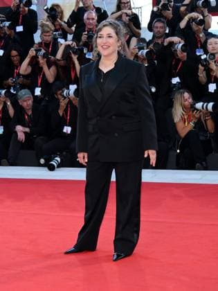 Venice, 82nd Venice International Film Festival 2025 - evening 5 - red carpet of the film Father Mother Sister Brother Pictured: Mayim Bialik  Copyright: xAlbertoxTerenghi PoolxPhotoxEventsx06x xipa-agency.netx xPoolxPhotoxEventsx06x IPA_Agency_IPA63802922